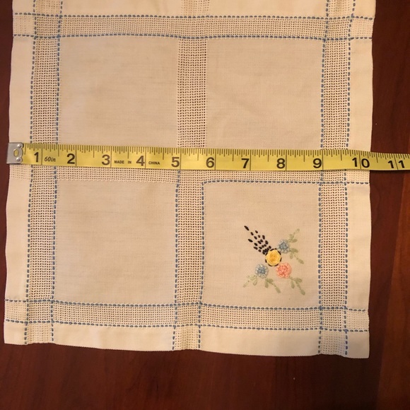 Vintage table topper & (4) matching hand-stitched floral linen napkins - Picture 8 of 12